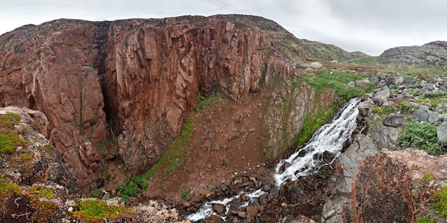Водопад в горной тундре, Кольский полуостров, Россия