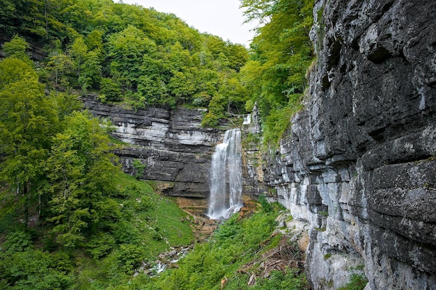 Adirondacks의 산에 있는 폭포