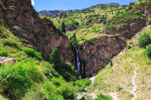 Photo waterfall in the mountains kegeti gorge, kyrgyzstan