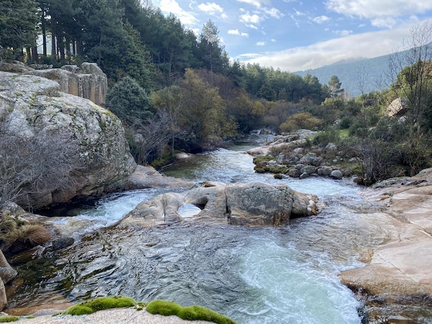 Водопад в горах в Мадриде, Испания