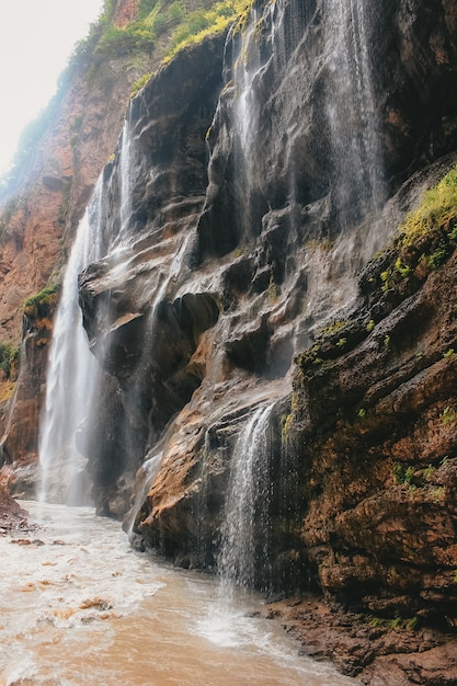 водопад в горах