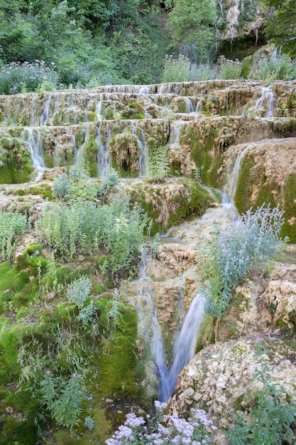 Foto cascata a orbaneja del castillo burgos spagna