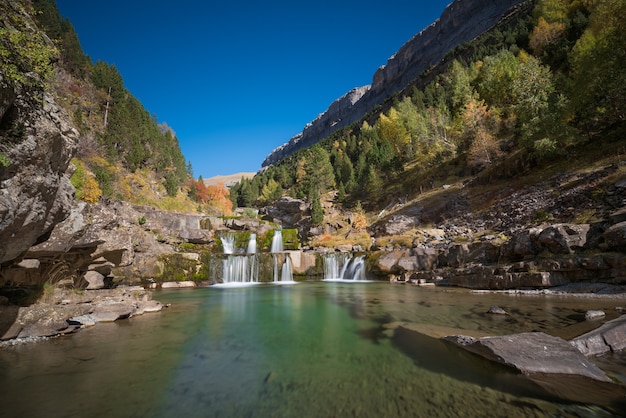 Foto cascata nel parco nazionale di ordesa e monte perdido, huesca, aragona, spagna.