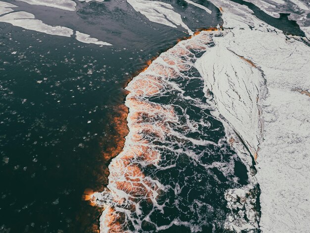 Foto cascata nel fiume in inverno sfondo naturale