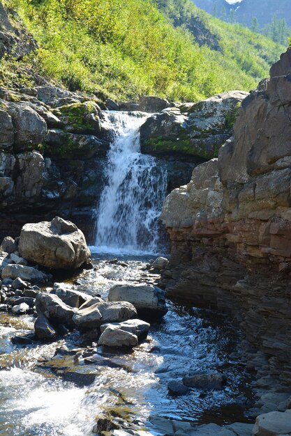 プトラナ高原の岩の間の滝