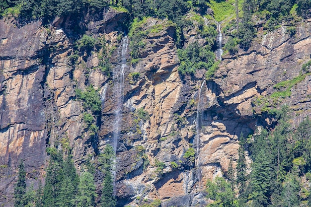 Photo waterfall in rohtang valley himachal pradesh india while travel from manali city to rohtang pass