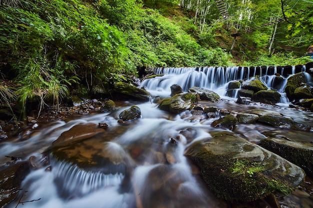 Waterfall Shipot Shipit een van de mooiste en meest stromende watervallen van Transcarpathia