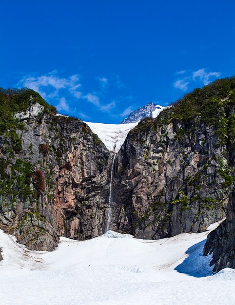 Cascata sul pendio del vulcano viluchinsky