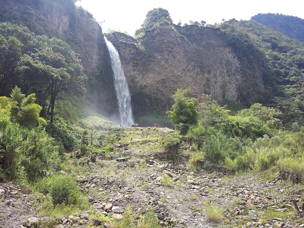 バニョスの小さな町の滝