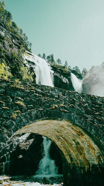 Photo waterfall and stone old bridge beautiful nature