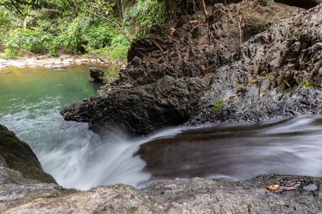 Foto cascata scattata usando una bassa velocità dell'otturatore.