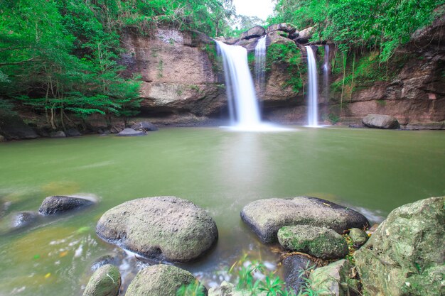 Cascata nel parco nazionale della tailandia