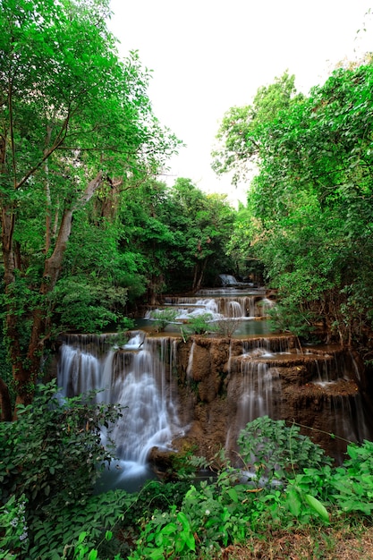 Cascata nella foresta tropicale, a ovest della thailandia