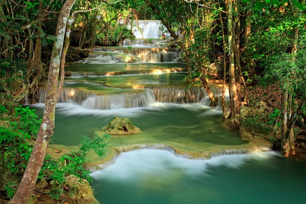 Cascata nella foresta tropicale, a ovest della thailandia