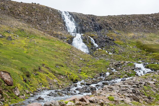 アイスランドのストランドルにある Veidileysfjordur の滝