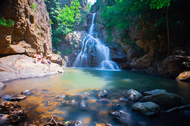 Вид водопада в лесу водопад Эрикли Ялова
