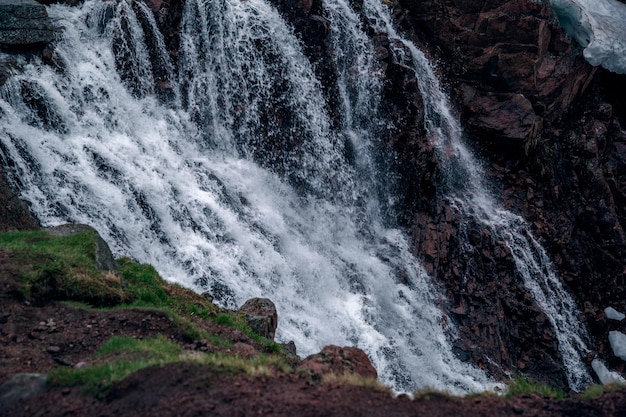 L'acqua della cascata scorre a nord