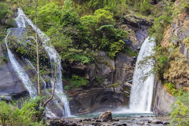 Cascata sulla strada per manaslu