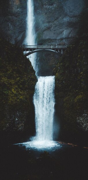 Photo waterfall with bridge