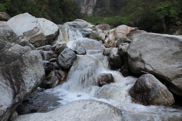 водопады, созданные каменными препятствиями