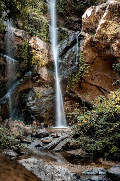 Photo waterfalls nature and rocks on the mountain