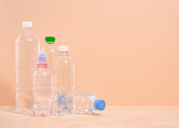 Waterflessen op de tafel Kopieer ruimte voor tekst Waterbalans en gezondheid