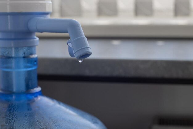 Foto waterflessen pomp blauw handmatig handdruk drinken waterpomp voor thuis en op kantoor waterflessen met handmatige pompdispensers