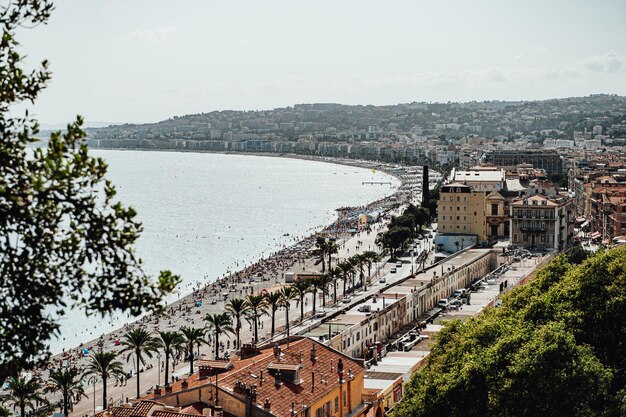 Waterfront boulevard Promenade des Anglais en beroemde Bay of Angels in Nice Frankrijk zonnige dag
