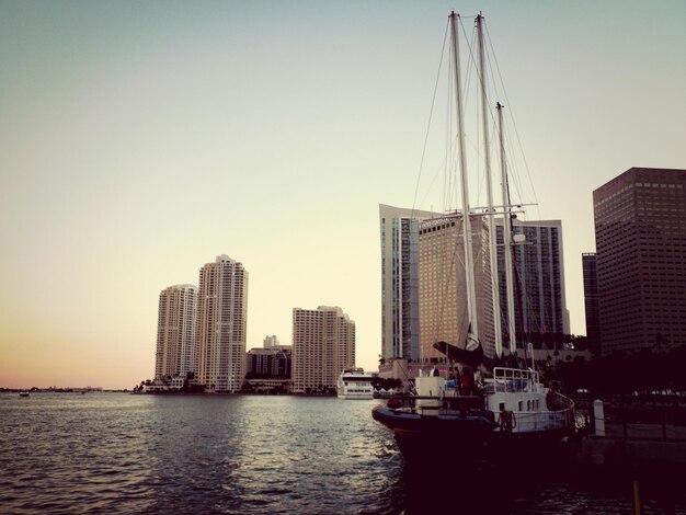 Photo waterfront buildings and ship