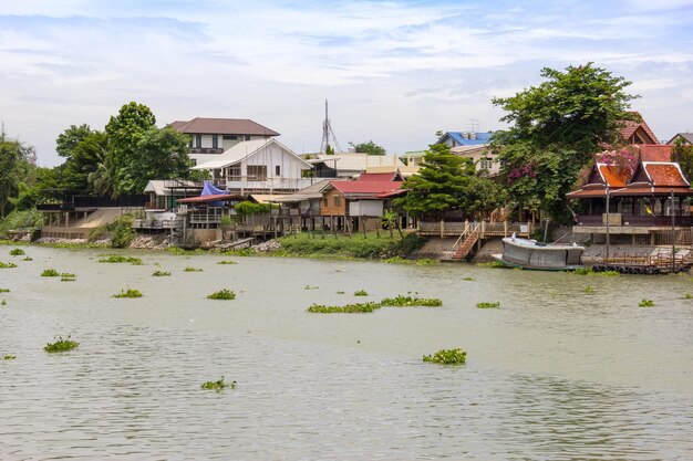 Comunità sul lungomare di ayutthaya, in thailandia
