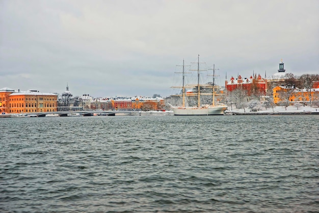 Foto waterfront en skeppsholmen van de winter stockholm. skeppsholmen is een van de 14 eilanden van stockholm. stockholm is de hoofdstad van zweden en de dichtstbevolkte stad in de scandinavische regio.