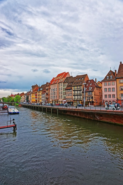 写真 フランスのグランドイースト地域、ストラスブールの旧市街にあるquai desbateliersquayにあるイル川のウォーターフロントと木骨造りの家。背景の人々