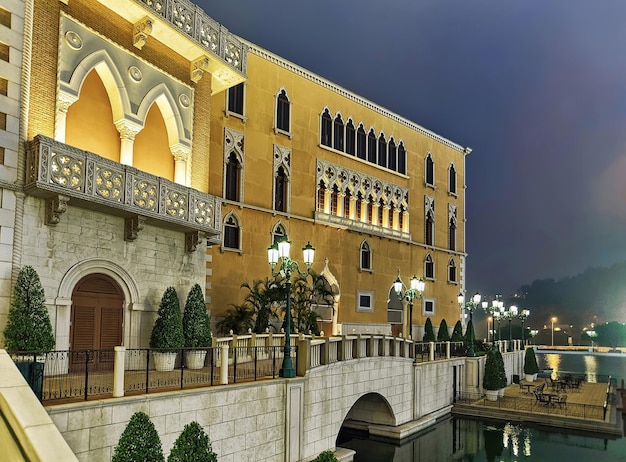 Набережная и венецианское казино и роскошный курорт в Макао, Китай. Поздно вечером. Золотая подсветка