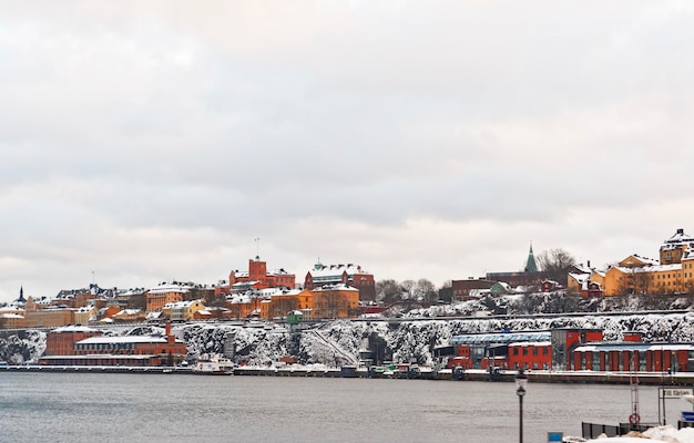 Lungomare in inverno stoccolma. stoccolma è la capitale della svezia e la città più popolosa della regione nordica. la città è distribuita su 14 isole.