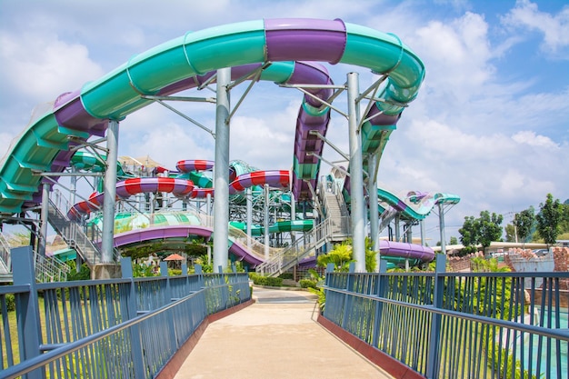 Waterglijbaan met blauwe lucht in waterpark