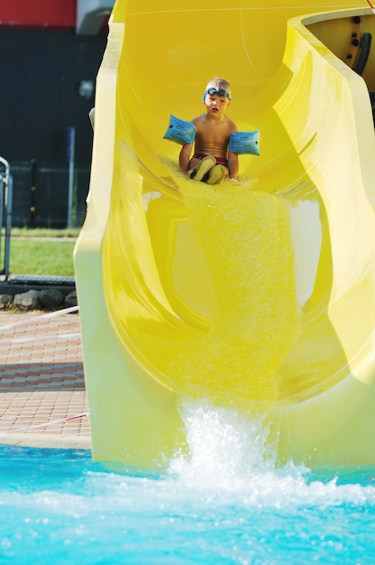 waterglijbaan plezier in het buitenzwembad