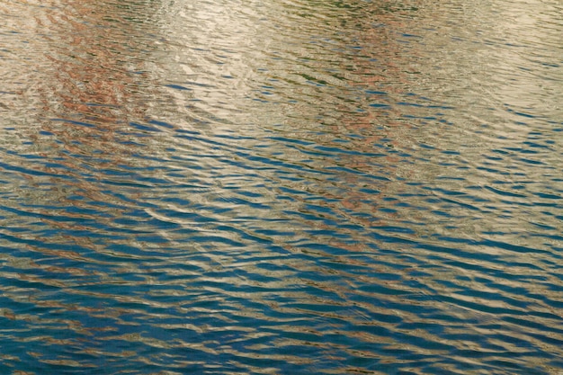 Foto watergolven lichtgolven wateroppervlak