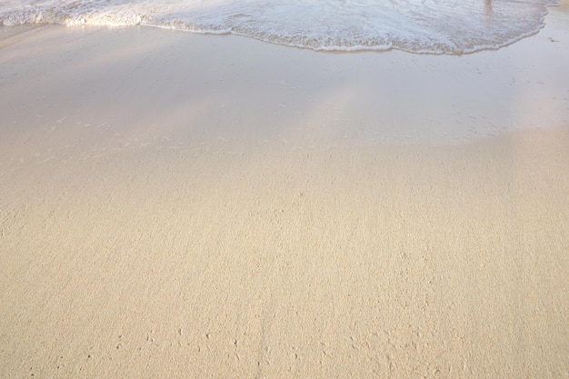 Watergolven op het zandstrand