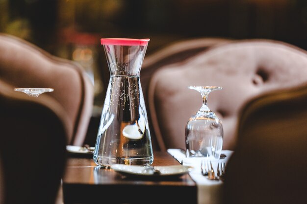 Waterkan op tafel in een restaurant