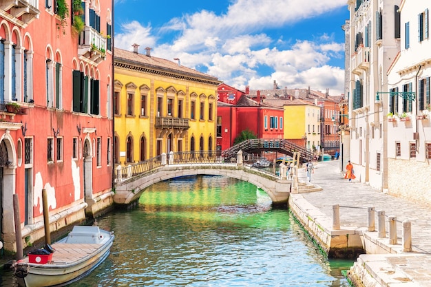 Waterkanaal en bruggen van venetië prachtig uitzicht over italië