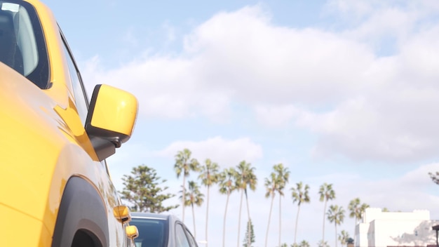 Waterkant of strand palmbomen gele auto en palmbomen californische kust