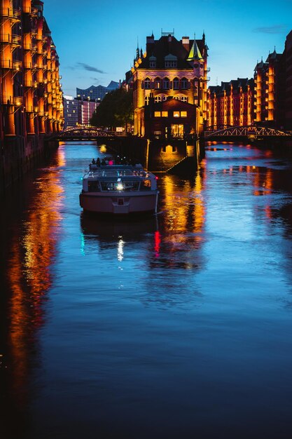 Waterkasteel in de oude Speicherstadt of Warehouse district toeristische boot op een kanaal Hamburg Duitsland