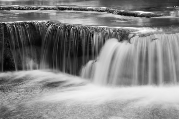 Waterkering op de rivier zwart en wit