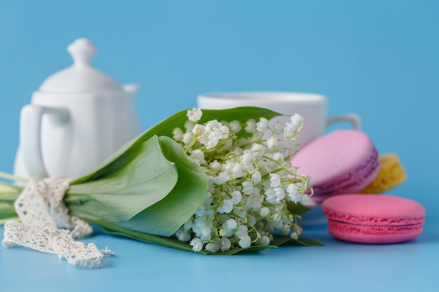 Waterkoker en cups met Lentebloemen