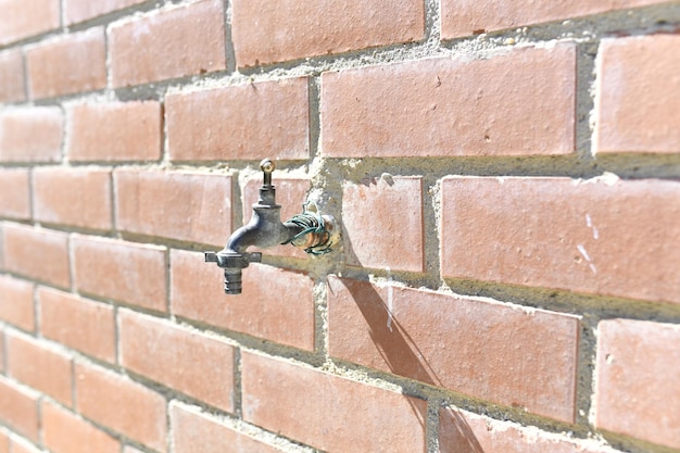 Waterkraan op een bakstenen muur gesloten droogteproblemen gebrek aan water