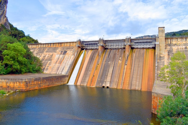 Foto waterkrachtcentrale aan de rivier de ebro