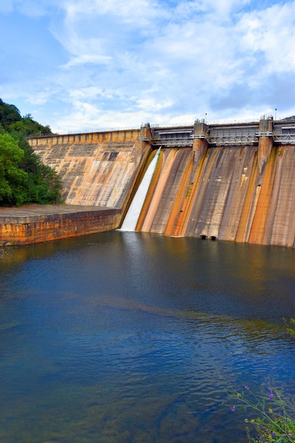 Waterkrachtcentrale aan de rivier de Ebro