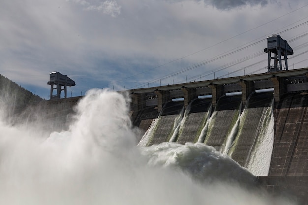 Foto waterkrachtcentrale aan de rivier tussen de bergen elektriciteitsproductie ecologie klimaatverandering