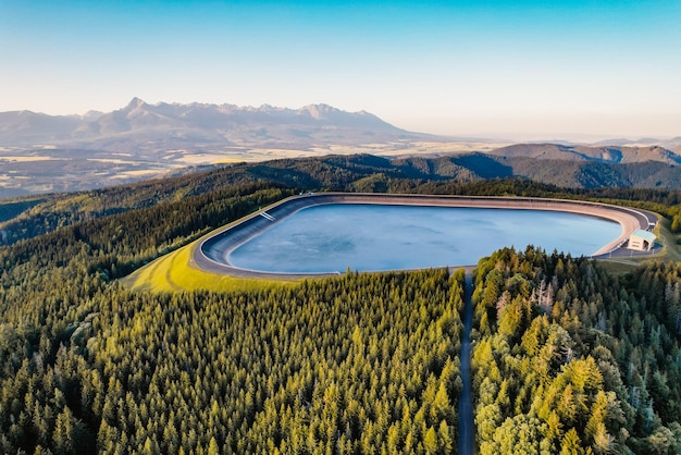 Waterkrachtcentrale Cierny Vah Zonsondergang in Slowakije Liptov Hoge Tatra-landschap Monumentale pieken boven het waterniveau