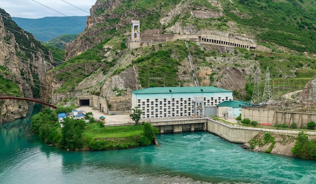 Waterkrachtcentrale in een bergkloof